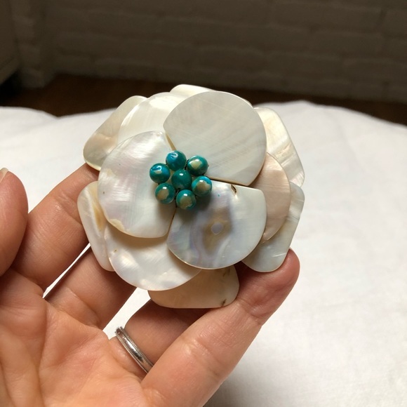 Vintage mother of Pearl flower brooch pin - Picture 2 of 8